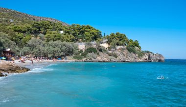 4+1 παραλίες στην Αττική που είναι ιδανικές για τις πρώτες καλοκαιρινές βουτιές