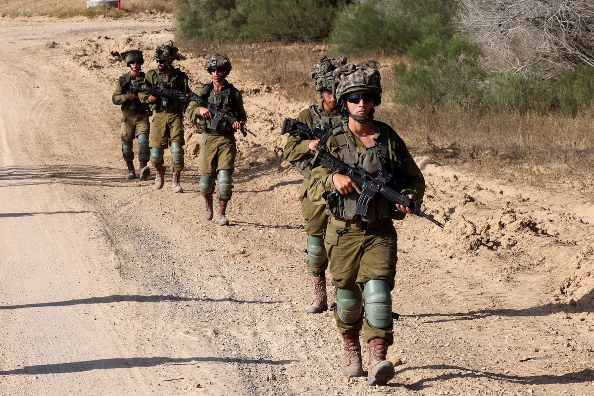 Βίντεο: Η στιγμή που Ισραηλινός στρατιώτης γλιστράει και πέφτει ενώ τρέχει να γλιτώσει από drone της Χεζμπολάχ