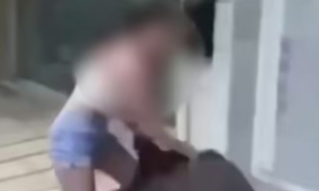 Ξυλοδαρμός γυναίκας στην Πάτρα από δύο ανήλικα κορίτσια: Η ΕΛΑΣ αναζητά και την τρίτη της παρέας