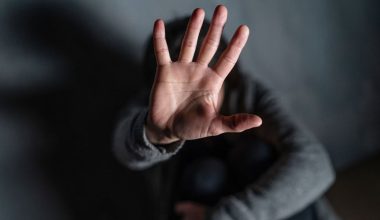 Σοκ στη Σαλαμίνα: Άγριος ξυλοδαρμός 30χρονης Ελληνίδας από τέσσερις Τούρκους κοντά στο λιμάνι!