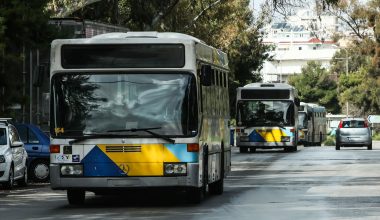 Τροχαίο στα Άνω Λιόσια: Τρεις τραυματίες μετά από πρόσκρουση αστικού λεωφορείου σε κολώνα