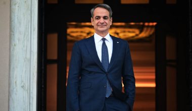 Η φθορά της διαφθοράς «τρώει» την κυβέρνηση καθημερινά και οι εκλογές πλησιάζουν