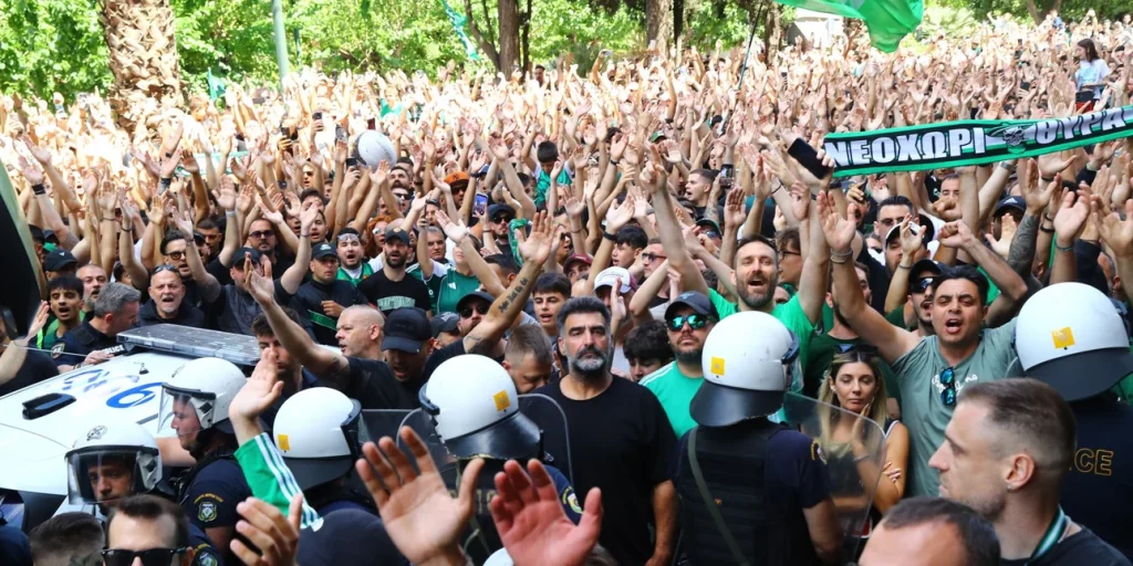 Παναθηναϊκός: Χιλιάδες οπαδοί αποθέωσαν την ομάδα έξω από το ξενοδοχείο λίγο πριν την αναχώρηση για το ΣΕΦ