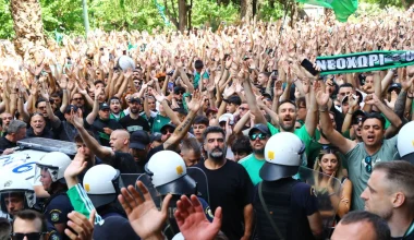 Παναθηναϊκός: Χιλιάδες οπαδοί αποθέωσαν την ομάδα έξω από το ξενοδοχείο λίγο πριν την αναχώρηση για το ΣΕΦ