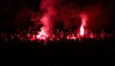 Στα «κόκκινα» ο Πειραιάς: Ξεφάντωμα για την κατάκτηση του 16ου πρωταθλήματος στο μπάσκετ από τον Ολυμπιακό