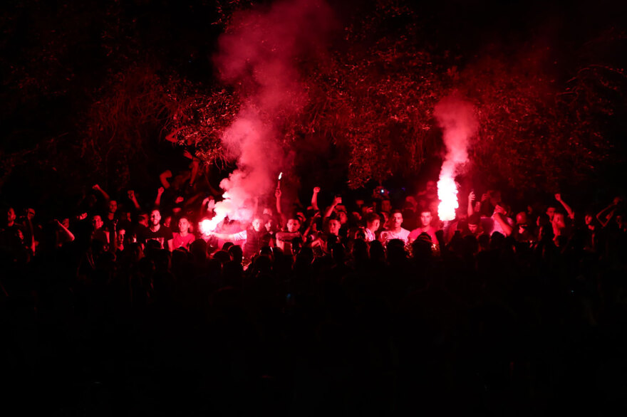 Στα «κόκκινα» ο Πειραιάς: Ξεφάντωμα για την κατάκτηση του 16ου πρωταθλήματος στο μπάσκετ από τον Ολυμπιακό