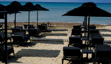 Ανάβυσσος: Συνελήφθη 72χρονος για παράνομη κατάληψη παραλίας με 400 ξαπλώστρες