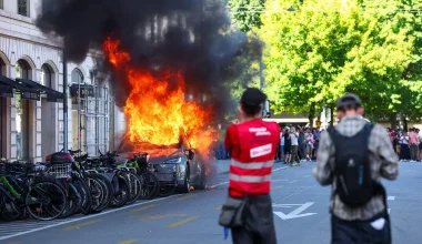 Επεισόδια από διαδηλωτές στην Γενεύη: Έκαψαν Tesla, επιτέθηκαν σε γραφεία του ΟΗΕ