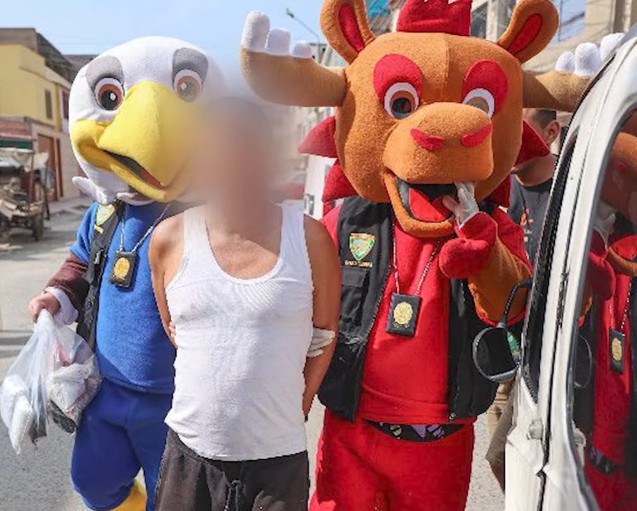 Περού: Αστυνομικοί ντύθηκαν μασκότ του Μουντιάλ και συνέλαβαν βαρόνο ναρκωτικών σε μυστική επιχείρηση (βίντεο)