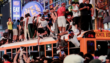 Οι Νιου Γιορκ Νικς πρωταθλητές NBA μετά από 53 χρόνια: Εκρηκτικοί πανηγυρισμοί και επεισόδια στη Νέα Υόρκη (βίντεο)