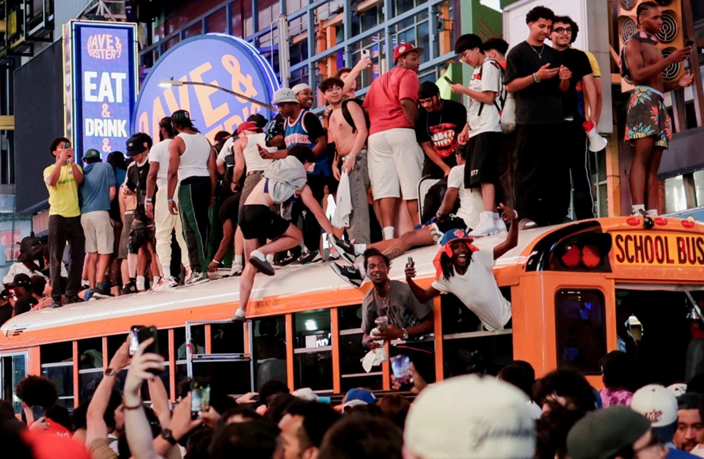 Οι Νιου Γιορκ Νικς πρωταθλητές NBA μετά από 53 χρόνια: Εκρηκτικοί πανηγυρισμοί και επεισόδια στη Νέα Υόρκη (βίντεο)