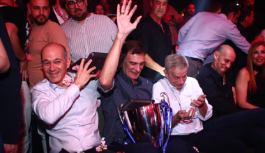 Ολυμπιακός: Ξέφρενο γλέντι στη Λιόλιου για το 16ο πρωτάθλημα – Τα τρόπαια στη σκηνή και αποθέωση των «ερυθρόλευκων»