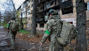 Έρεβος στη Βασιλκίφκα: Ουκρανοί στρατιώτες δείχνουν το αποτέλεσμα των σφοδρών ρωσικών επιθέσεων – Δείτε βίντεο