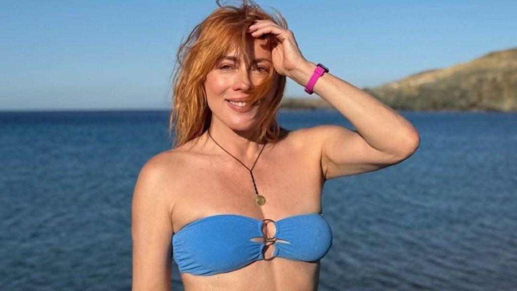 Στιγμές ξεγνοιασιάς για την Σ.Καρύδη στην Μύκονο: Οι φωτογραφίες με μπικίνι σε παραλία του νησιού