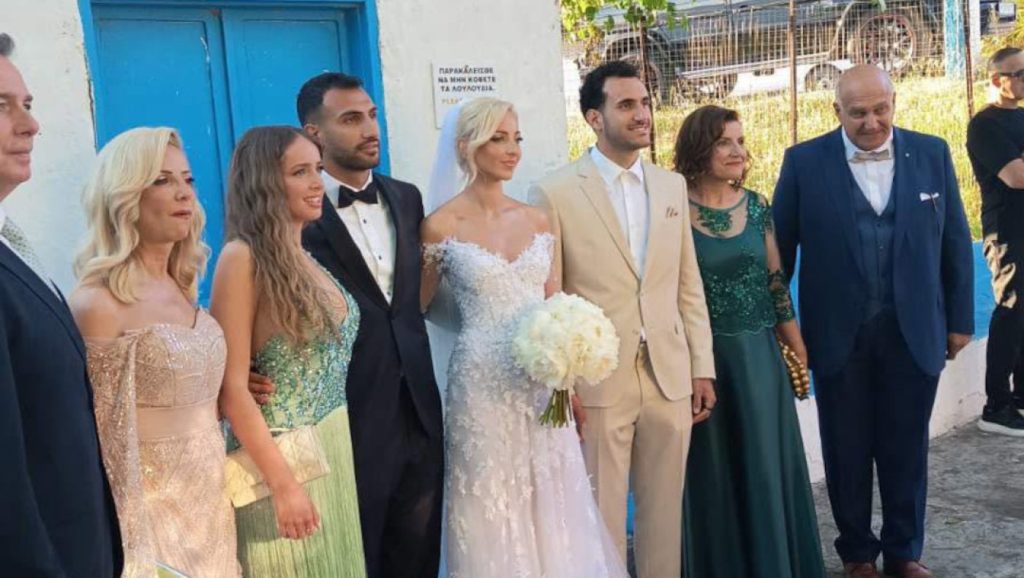 Ο Βαγγέλης Παυλίδης ενώθηκε με τα «δεσμά» του γάμου με την εντυπωσιακή Μαριάννα Σολκίδου στη Χαλκιδική (βίντεο)