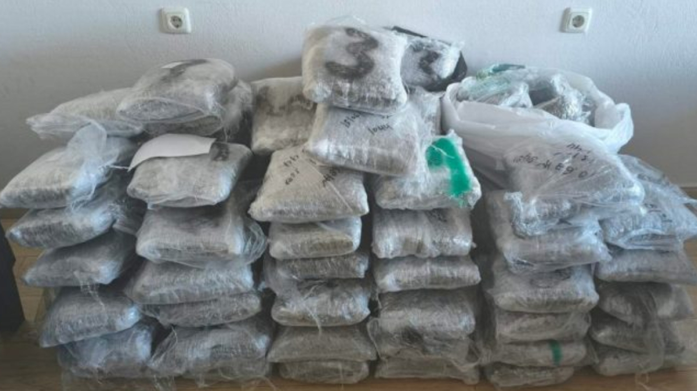 Συνελήφθη γυναίκα στη Θεσπρωτία: Εντοπίστηκαν πάνω από 90 κιλά κάνναβης στο αυτοκίνητό της (φωτο)