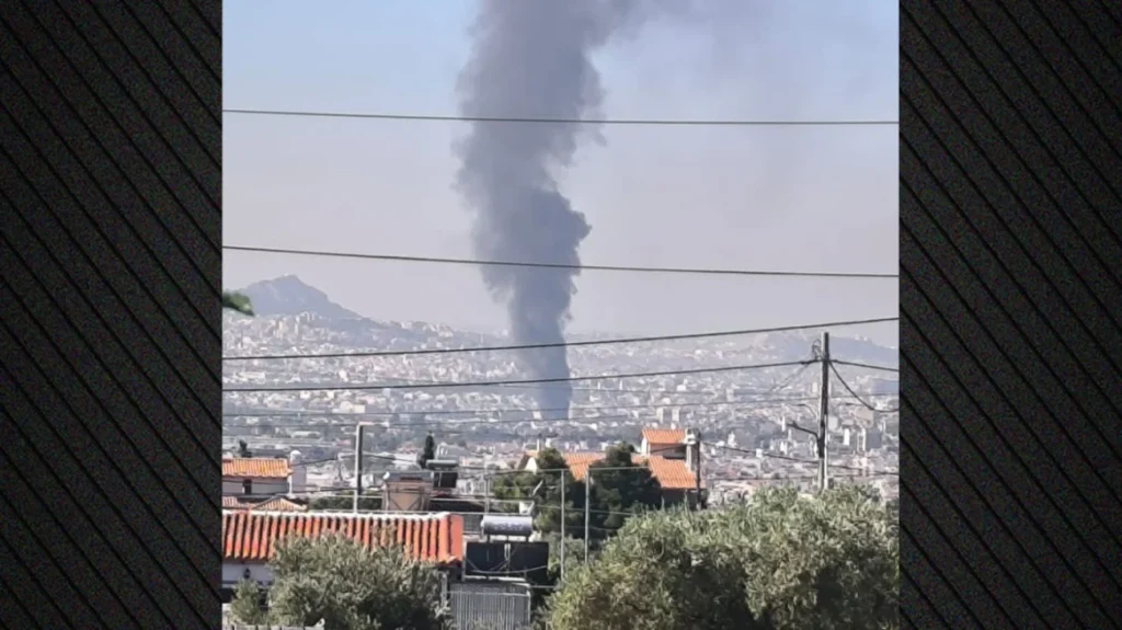 Φωτογραφίες από την πυρκαγιά που ξέσπασε σε κατάστημα ανταλλακτικών αυτοκινήτων στο Μενίδι