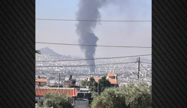 Φωτογραφίες από την πυρκαγιά που ξέσπασε σε κατάστημα ανταλλακτικών αυτοκινήτων στο Μενίδι