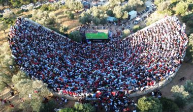 «Πλημμύρισε» από χιλιάδες Τούρκους φιλάθλους το αρχαίο θέατρο του Αντίφελλου για το ματς με την Αυστραλία (βίντεο)