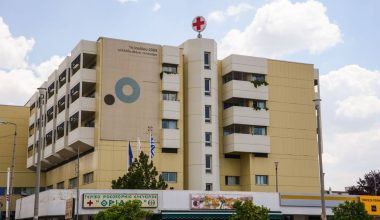 «Θριάσιο»: Συνοδός ασθενούς ξυλοκόπησε 38χρονο νοσηλευόμενο και τη μητέρα του – «Θα σε σκοτώσω»