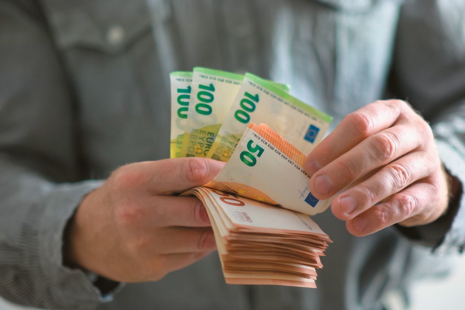 Επίδομα αδείας: Ποιοι εργαζόμενοι το δικαιούνται και τι ποσό θα λάβουν