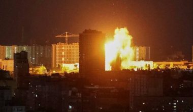 Βίντεο: Η νύχτα έγινε μέρα στο Κίεβο – Οι Ρώσοι ανατίναξαν εργοστάσιο παραγωγής όπλων και πυρομαχικών