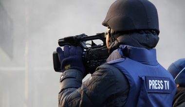 Βίντεο: Η στιγμή που δημοσιογράφος τραυματίζεται από ισραηλινά drones στον Λίβανο