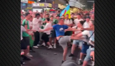 Νέα Υόρκη: Άγριο ξύλο ανάμεσα σε οπαδούς της Αργεντινής και της Αλγερίας στην Τάιμς Σκουέρ (βίντεο)