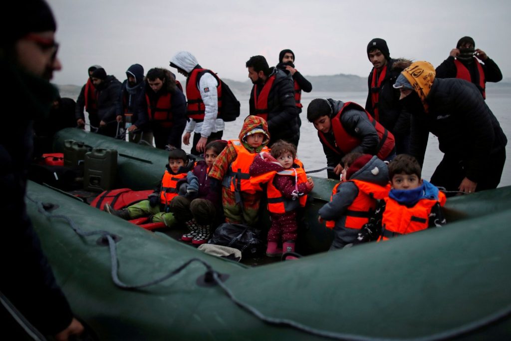 Απανωτές αφίξεις μεταναστών από τη Μάγχη: 710 έφτασαν στη Βρετανία μέσα σε μία μέρα – Αριθμός ρεκόρ για το 2026