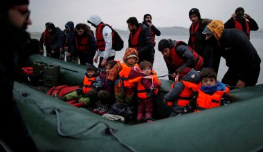 Απανωτές αφίξεις μεταναστών από τη Μάγχη: 710 έφτασαν στη Βρετανία μέσα σε μία μέρα – Αριθμός ρεκόρ για το 2026