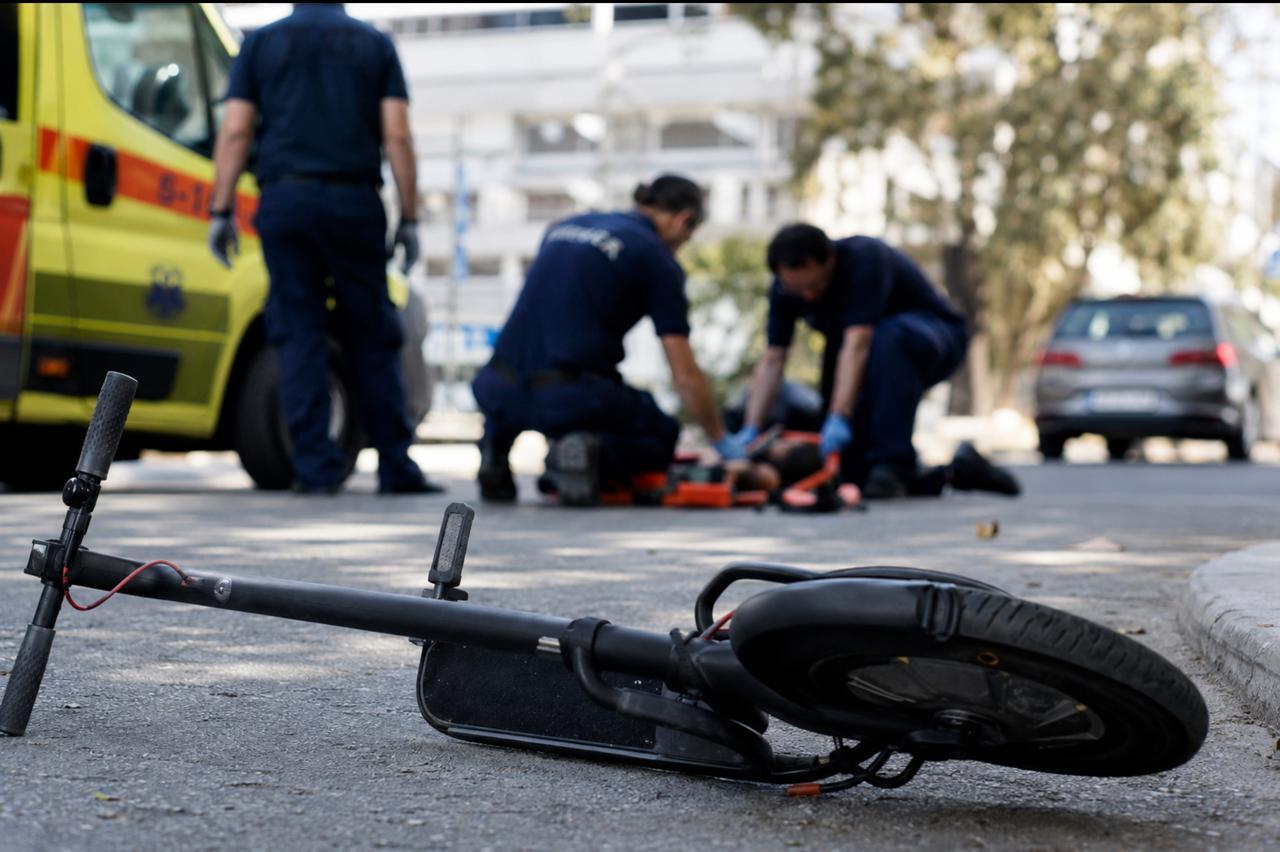 «Μπαράζ» ατυχημάτων στο Ηράκλειο με ηλεκτρικά πατίνια: Στο νοσοκομείο δύο ανήλικοι