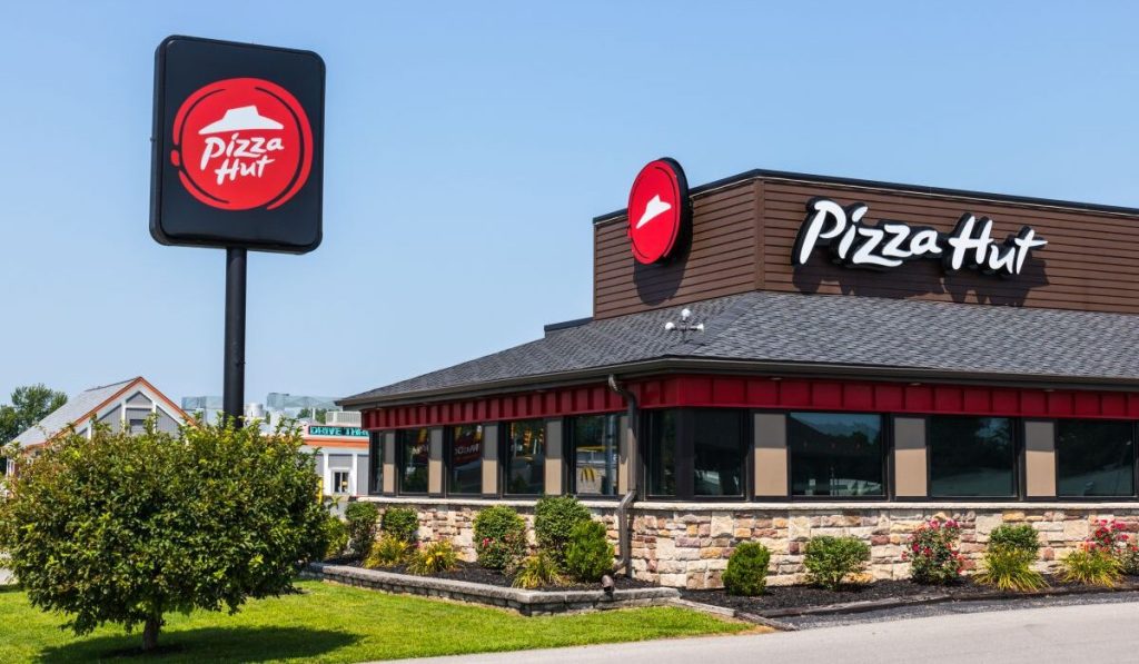 Tέλος η Pizza Hut: H Yum Brands λέει αντίο και την πουλά έναντι 2,7 δισ. δολαρίων – Οι αγοραστές της