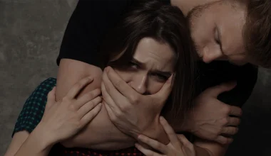 «Βράζει» η κοινωνία της Σουηδίας με άνδρα που εκπόρνευσε τη γυναίκα του – Την ανάγκασε να συνευρεθεί με 128 άτομα!