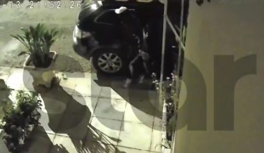 Δείτε βίντεο: Ρομά με περίσσιο θράσος παριστάνουν τους αστυνομικούς και εισβάλουν σε σπίτια!