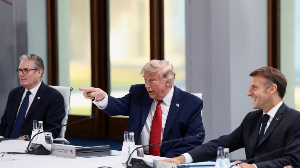 H ατάκα του Ν.Τραμπ για την αργοπορία του στη σύνοδο της G7 που προκάλεσε γέλια στους παρευρισκόμενους (βίντεο)