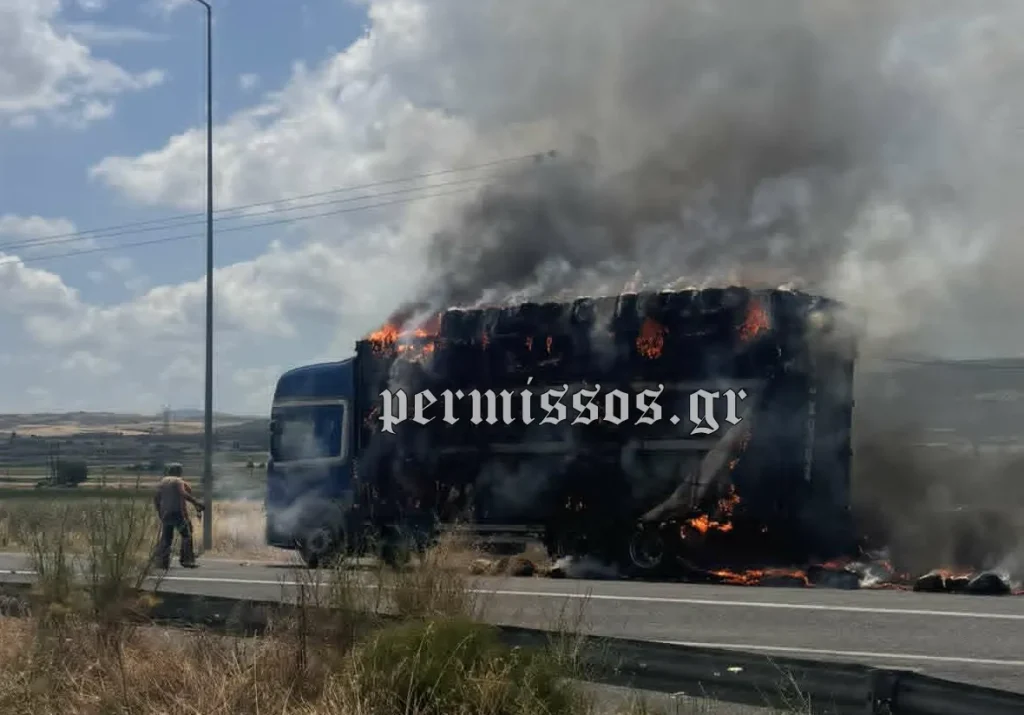 Στις φλόγες φορτηγό που μετέφερε άχυρα στην εθνική οδό Θήβας – Λιβαδειάς (βίντεο)