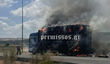 Στις φλόγες φορτηγό που μετέφερε άχυρα στην εθνική οδό Θήβας – Λιβαδειάς (βίντεο)