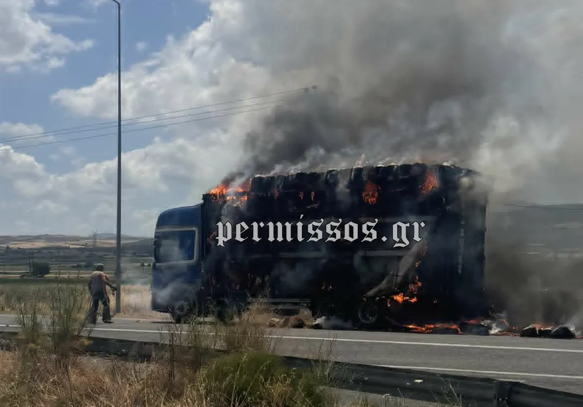 Στις φλόγες φορτηγό που μετέφερε άχυρα στην εθνική οδό Θήβας – Λιβαδειάς (βίντεο)