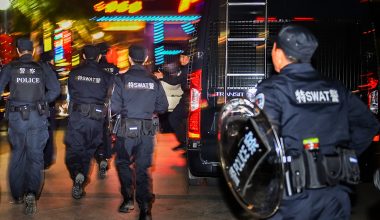 Βίντεο: Άνδρας στην Κίνα πέφτει από τον 7ο όροφο επειδή έχασε όλα τα λεφτά του σε στοιχήματα για το Μουντιάλ