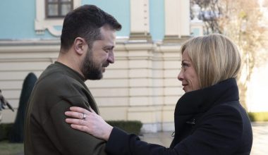 «Μέλι» έχει η… Μελόνι; – Μετά τον Ε.Μακρόν της την «έπεσε» & ο Β.Ζελένσκι! – Προσπάθησε να την φιλήσει στα χείλη!