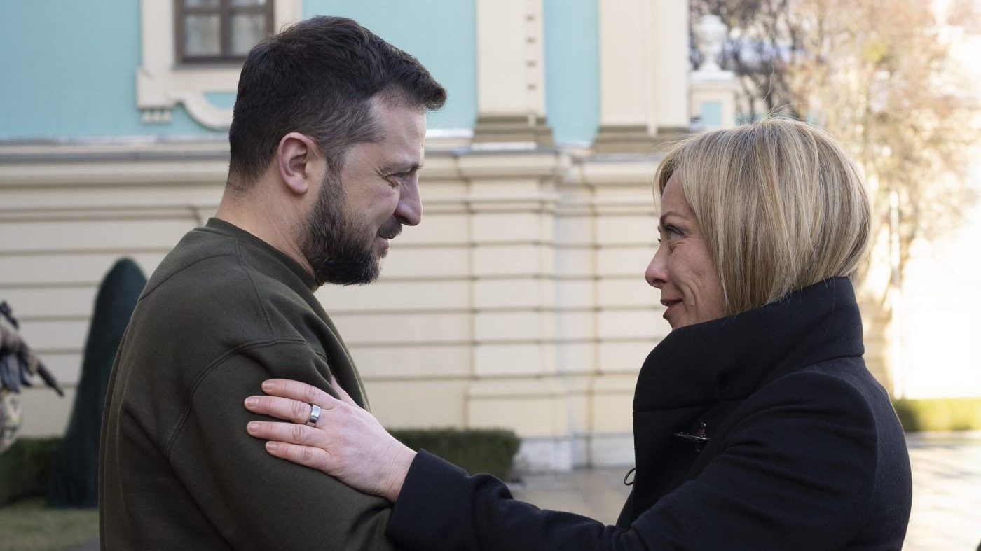 «Μέλι» έχει η… Μελόνι; – Μετά τον Ε.Μακρόν της την «έπεσε» & ο Β.Ζελένσκι! – Προσπάθησε να την φιλήσει στα χείλη!