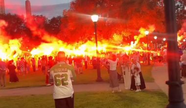 Βίντεο: Οι Αλγερινοί οπαδοί «φώτισαν» το Κάνσας Σίτι με πυροτεχνήματα