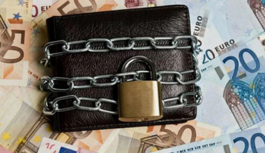 Αλλάζουν όλα στις κατασχέσεις τραπεζικών λογαριασμών: Αυξάνεται το ακατάσχετο και ανοίγει «παράθυρο» αποδέσμευσης