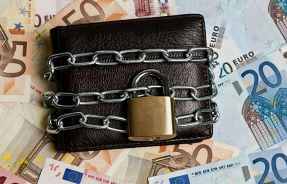 Αλλάζουν όλα στις κατασχέσεις τραπεζικών λογαριασμών: Αυξάνεται το ακατάσχετο και ανοίγει «παράθυρο» αποδέσμευσης