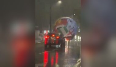 Ελ Σαλβδαδόρ: Αποκόλληση γιγαντιαίας διαφημιστικής μπάλας από τα στηρίγματα – Από θαύμα δεν υπήρξε ατύχημα (βίντεο)