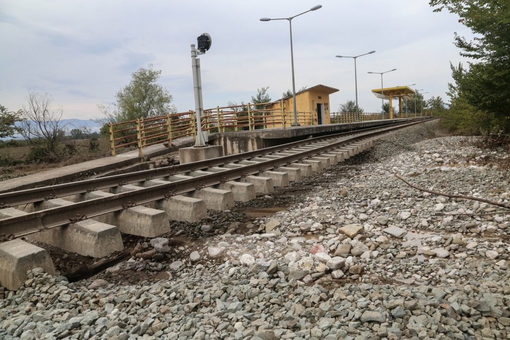 Ακινητοποιήθηκαν αμαξοστοιχίες μετά από φωτιά κοντά στη γραμμή Ασπρόπυργος – Άνω Λιόσια