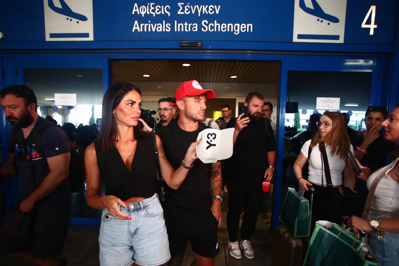 Στην Αθήνα ο Πάμπλο Μαφέο για λογαριασμό του Ολυμπιακού – Δείτε φωτογραφίες από την άφιξη του 28χρονου ακραίου μπακ