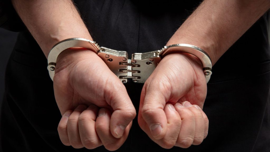 Θεσσαλονίκη: Χειροπέδες σε 34χρονο κληρικό μετά από καταγγελία της πεθεράς του για ενδοοικογενειακή βία