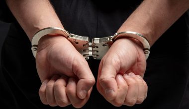 Θεσσαλονίκη: Χειροπέδες σε 34χρονο κληρικό μετά από καταγγελία της πεθεράς του για ενδοοικογενειακή βία