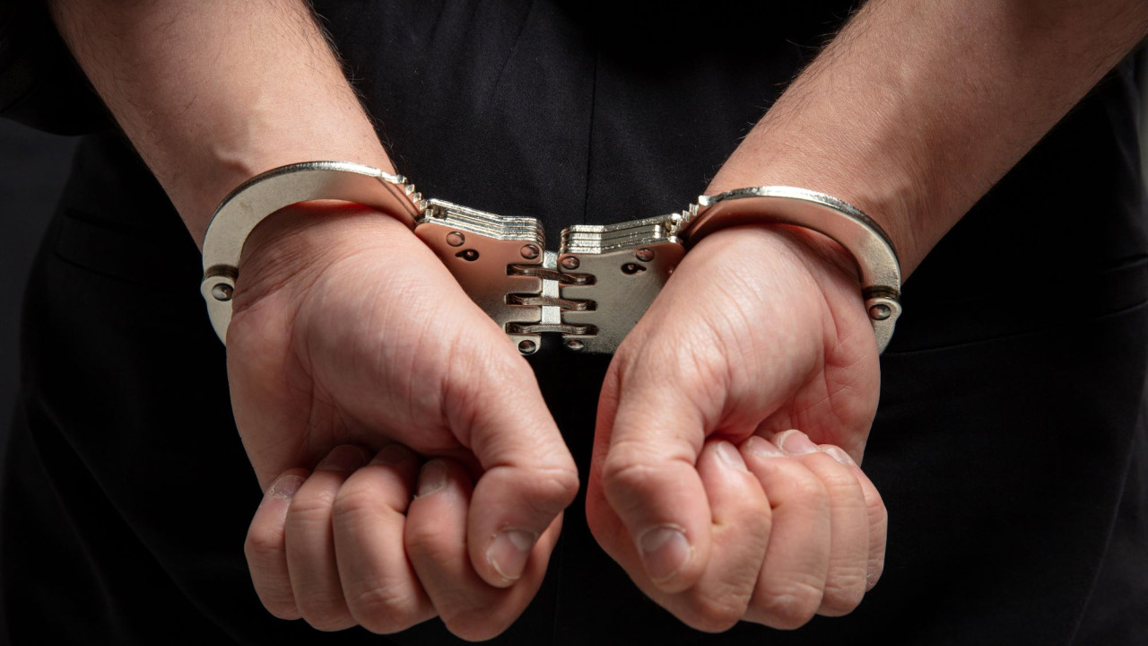 Θεσσαλονίκη: Χειροπέδες σε 34χρονο κληρικό μετά από καταγγελία της πεθεράς του για ενδοοικογενειακή βία